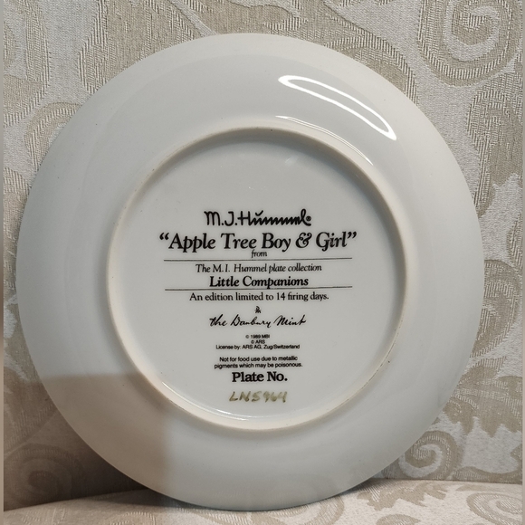 M.J. Hummel Vintage 1992 Apple Tree Boy & Girl Plate - Picture 3 of 8